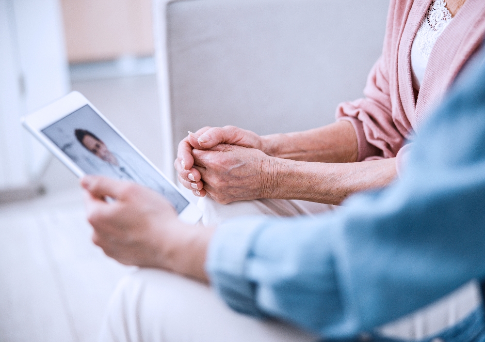 Healthcare_patient-and-doctor-with-device